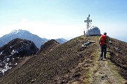 61 In cresta affilata raggiungiamo la croce di vetta e il Bivacco Locatelli(1656 m)